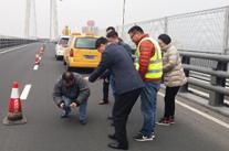 上海市路政局及上海公投集团领导到闵浦二桥考察KF-1型抗滑雾封层预养护的应用效果